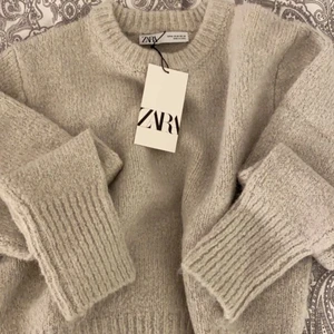 Beige tröja - Lägger ut igen då personen som vann budgivningen på tröjan ångrat sig✨ Helt ny och oanvänd tröja från Zara💕Tröjan är i storlek M men skulle säga att den passar allt mellan xs-m beroende på hur man vill att den ska sitta (lappen är inte kvar då jag tänkte ha den en dag men ångrade mig, så den är aldrig använd)💗Buda från 200kr med 10kr mellan varje annars räknas inte budet😋✨