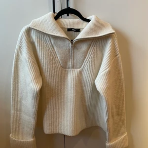 Stickad tröja med dragkedja - Endast använd 1 gång!! Skicket är som sprillans nytt, storlek S och kommer ifrån bikbok. Orginalpris 300kr. Endast betalning via swish och köpare står för frakt💕