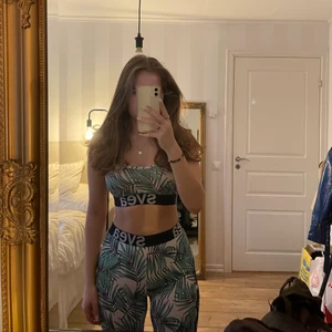 Träningset - Säljer detta träningset med tights och topp från Svea i naturmönster💚aldrig använt, topp storlek S, tights M