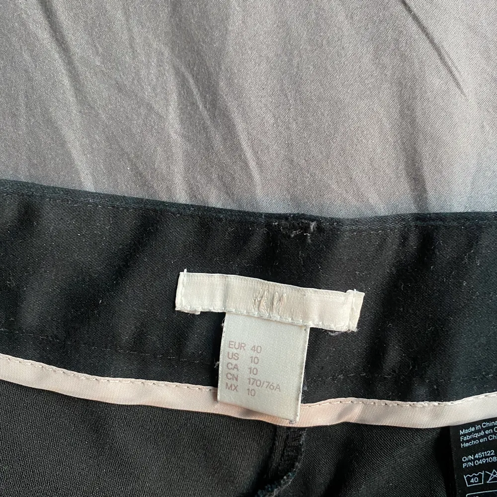 Svarta chinos shorts från H&M i str40🖤 frakt tillkommer . Shorts.