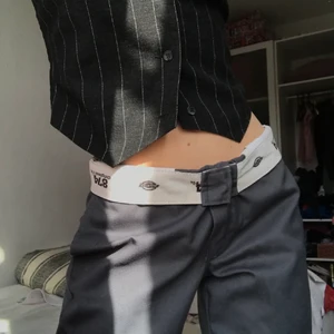 Dickies byxor 874 - Ett par mörkgrå Dickies byxor i bra skick! Köpa här på plick och bilderna är lånade från hon jag köpte av. Passar någon som har xs/s eller 25/26 i midja beroende på hur man vill att dom ska sitta. 39 cm i midja, mätt rakt över. går att vika ner fint i midjan. skickas med postnord spårbar. skriv gärna för frågor<3 