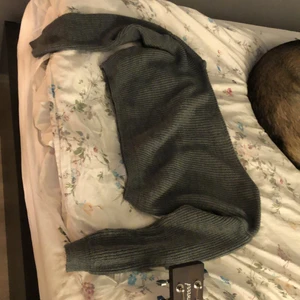 Stickad of shoulder tröja  - Mysig of shoulder tröja, stickad och croppad 