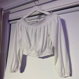 Vit topp HM - Helt oanvänd vit off shoulder topp från HM (prislapp kvar), lite croppad. Normal i storlek, storlek S. 
