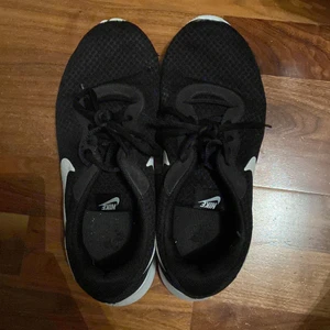 Nike skor strl 44 herr skor. - Nike skor i bra skick. Inte trasiga, bara lite småskador. 