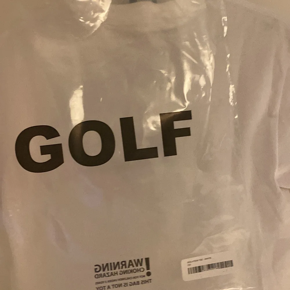Hej säljer min golf wang Isolation tee i färgen vit då den är för liten. Den är aldrig använd då den var för liten för mig. Storlek small😃. T-shirts.
