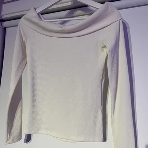 Vit ribbad off shoulder tröja frå bikbok - Vit off shoulder tröja från bikbok i fint skick, knappt använd. Storlek S, normal i storlek.