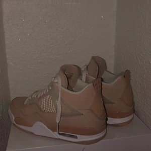 Nike air Jordan 4 shimmer  - Airjordan 4 shimmer ja endas använda vid 2 tillfällen strl38 och i nyskick 