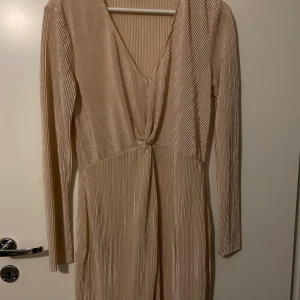 Klänning rosegold - Jätte fint aldrig använt! Kommer lite ovanför knäna! Beroende på personens längd🌸