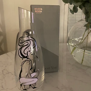 Kosta boda karaff ”all about you” - Karaff från Kosta bodas serie ”All about you” i färgen lila som rymmer 1 L. Helt oanvänd, har bara stått som prydnad.  Nypris: 499:-