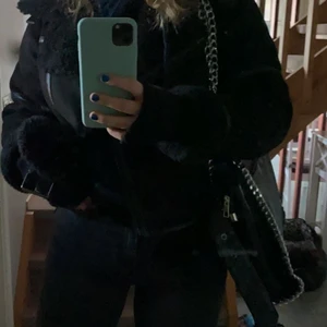 TIAMO - DEN populära tiamo väskan, jag säljer pågrund utav att jag tröttnat på den och vill ha en annan väska den är rymlig med flera fack inuti och utan på. För flera bilder skriv 💓