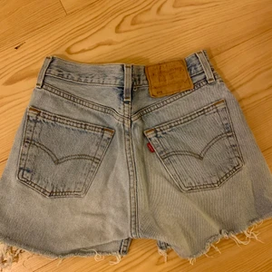 Levis shorts  - Jättesnygga Levis shorts i storleken W27L30. Dom är som nyskick men tyvärr för små för mig☺️