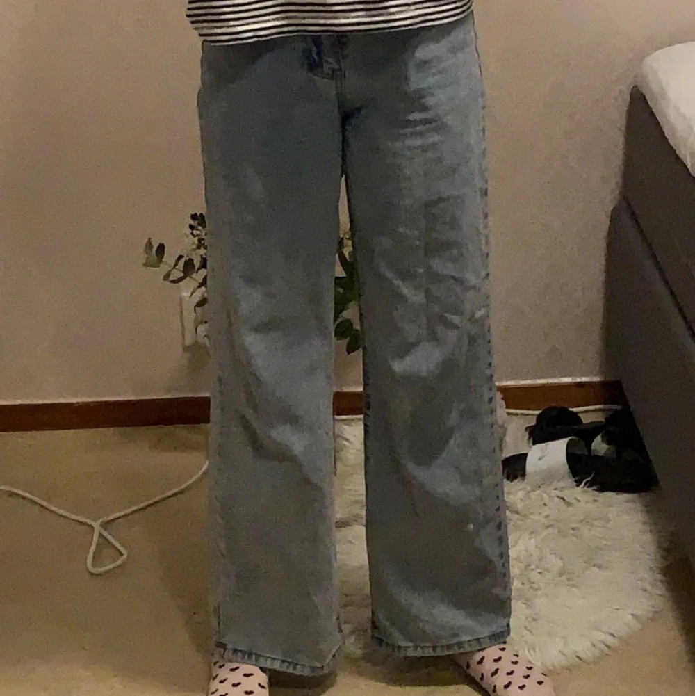 Jättegulliga ljusblåa jeans som är i storlek XXS som kanske också kan passas till XS💕 är 163cm lång och passar perfekt❤️ inte till någon anvädning⚡️. Jeans & Byxor.