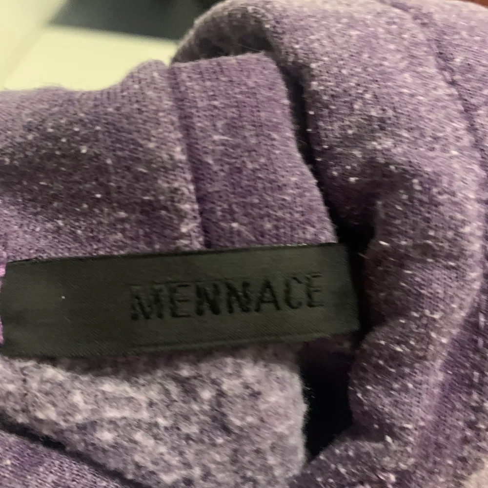 Säljer denna oversized Mennace hoodie i storlek L som har varit använd lite grann men som fortfarande är i bra skick. Köpte den på Zalando för 499kr, säljer den för 199kr. Kan frakta inom hela Sverige.. Hoodies.