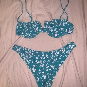 Blommig bikini  - Säljer en jättefin bikini som tyvärr var för liten för mig, bra kvalitet på tyget och väldigt fin färg, skulle nog säga att den är mer grön i verkligheten. 