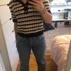 Stickad tröja - Säljer min jätte fina stickade T-shirt från mango✨Säljer pga jag inte änvänder längre, endast använd fåtal gånger✨Köpt i somras för cirka 300kr✨Storlek S