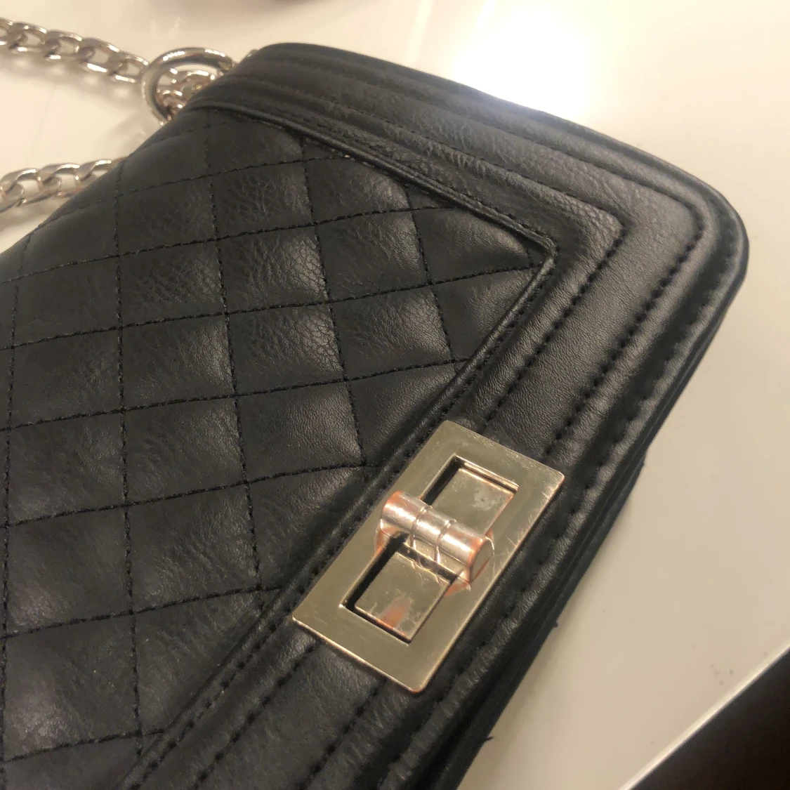Svart väska med silverkedja  - 90
