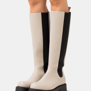 skor  - säljer dessa fina höga beiga stövlarna, de är helt oanvända och prislappen hänger kvar. de är från monki och de köptes för nån månad sen! kom privat för fler bilder. köparen står för frakt 🤩