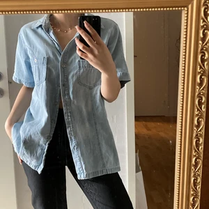 denimskjorta  - Skön denimskjorta som köptes secondhand för nått år sedan, aldrig använd av mig. I väldigt bra skick med bekväm passform, storlek S ungefär men kan passa alla storlekar beroende på hur man vill att den ska sitta. Skriv för fler bilder osv!