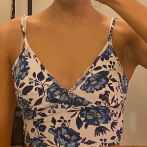 Blommig topp - 🦋 Blommig kort topp passar xs-s, säljes för 50kr exklusive frakt 🦋