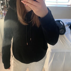 Hoodie - Fin basic svart hoodie ifrån Hm! 