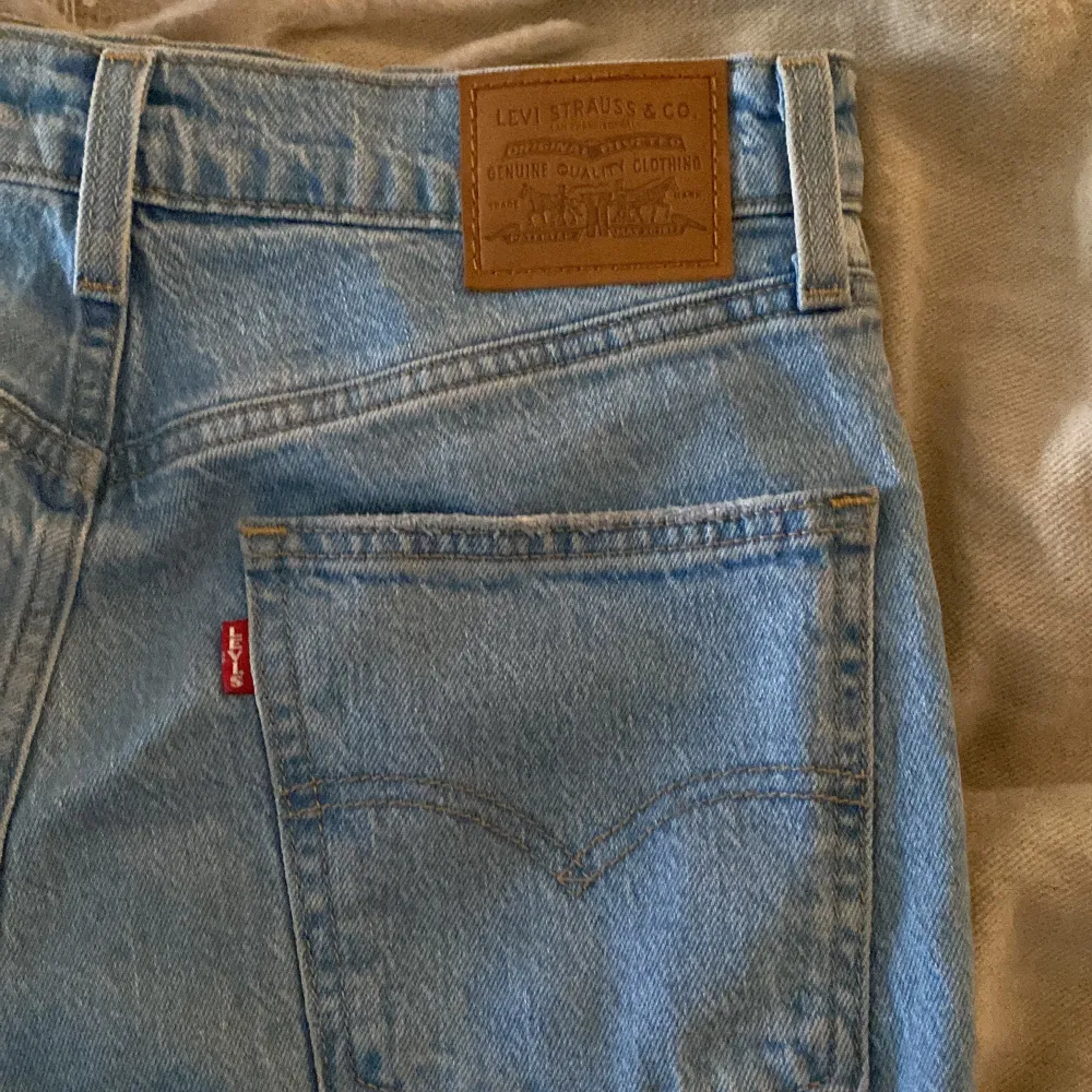 Helt oanvända nästan, modell 70s high flare. 1300 kr nya. . Jeans & Byxor.