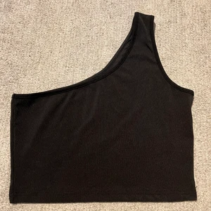 Svart topp  - Superfin svart topp. Helt oanvänd då den inte är i min storlek. Mycket stretch. Perfekt till sommmaren.