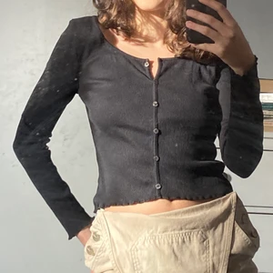 Svart kofta - Svart kofta från NA-KD🖤 den har fejkknäppning och är supersöt och passar perfekt till vardags med jeans eller kostymbyxor🥺
