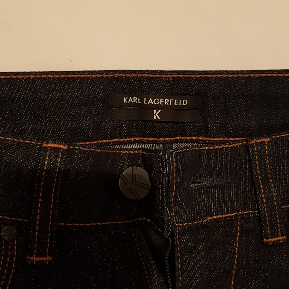 Mörkblå jeans i storlek 28/32                                          I ny skick, enbart använda vid något tillfälle.. Jeans & Byxor.