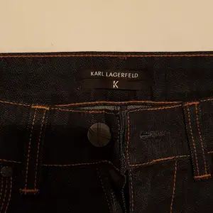 Mörkblå jeans i storlek 28/32                                          I ny skick, enbart använda vid något tillfälle.