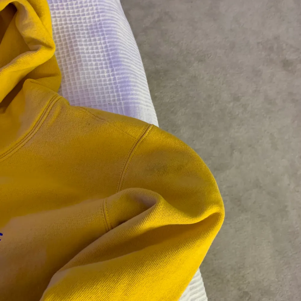 Säljer en ”mörk-gul” champion hoodie i bra skick! Säljes pga för liten för mig. Helt felfri förutom en liten fläck på vänster axel, (se sista bilden) men inget som stör😇. Hoodies.