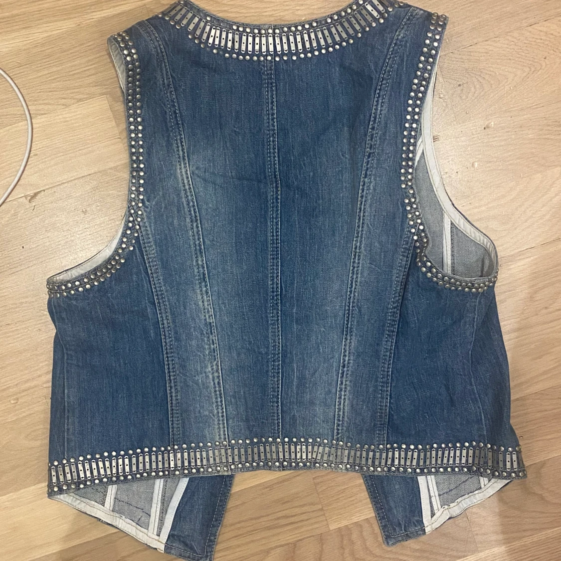 Jeansväst med nitar i silver - 91