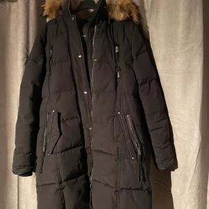 Rock and Blue - rock and blue arctica svart, storlek 42 säljes då den tyvärr blivit för stor.  Päls runt kragen samt i luvan.   ”Hängaren” i nacken har gått sönder pga tung jacka, kan enkelt sys på igen annars väldigt fin.   Snabb hämtning prioriteras pga flytt, kan eventuellt skickas mot fraktkostnad.  Hämtas i svedala 