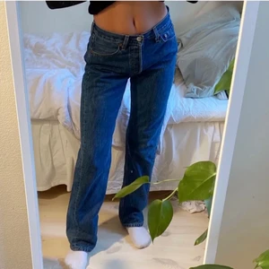 Levis jeans - Levis jeans, passar xs möjligtvis s! Köpta secondhand, så fina!! Passar nån som är ca 160-165! 