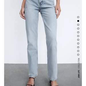 Säljer mina trendiga zara jeans öva att de sitter dåligt! Använda ett fåtal gånger men har inga slitningar! Nypris 359 och är helt slutsålda på hemsidan! Vid frågor eller fler bilder kom privat. Köpare står för frakt!