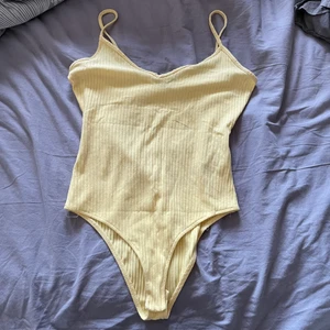 Pastell gul bodysuit  - Storlek XS