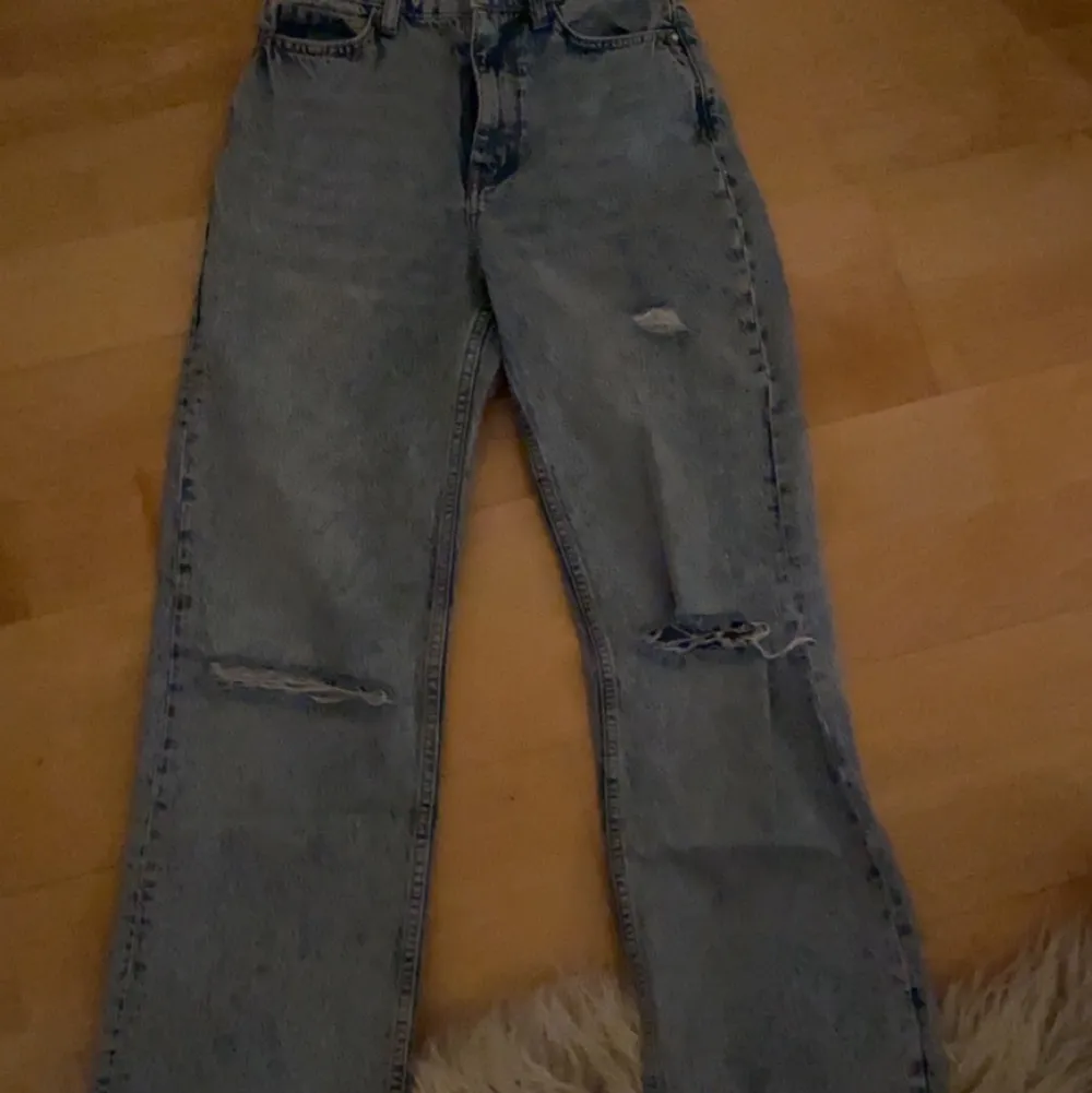 Säljer dessa zara jeans i full length då de är alldeles för långa för mig! . Jeans & Byxor.