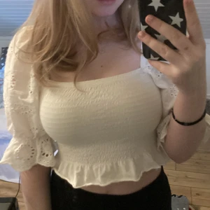 Vit topp - En jättegullig topp från Vero Moda💕köpte den i somras men den har inte kommit så mycket till användning. Inga skador. Skriv om du är intresserad😊