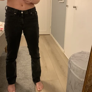 Byxor - Säljer dessa svart-gråa mid high jeans från weekday. Storlek 26/30. 