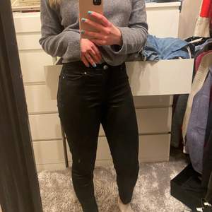  Svarta, lite skimmriga jeans-byxor från H&M. Storlek 38!!! Säljer för 50kr, frakt tillkommer🚚🤍🤍🤍
