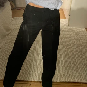 NA-KD kostymbyxor  - Stilrena kostymbyxor från NA-KD använda en gång men tyvärr för små💕 lyxigt material och medelhög midja, snyggt till kavaj 🧸 