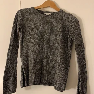 H&M strl: S - Stickad/ribbad tröja från H&M strl:S. 