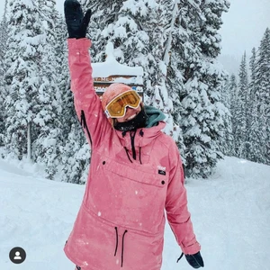 Rosa skidjacka  - Säljer min skidjacka från Dope då den bara använts en gång. Helt i nyskick. Storlek S.⚡️⚡️⚡️
