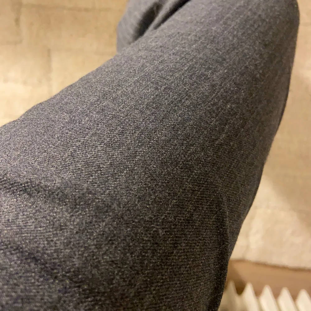 Säljer dessa sjukt snygga kostym byxor som jag köpte på beyond retro men i fel storlek så det är lite för stora för mig! 😩❤️. Jeans & Byxor.