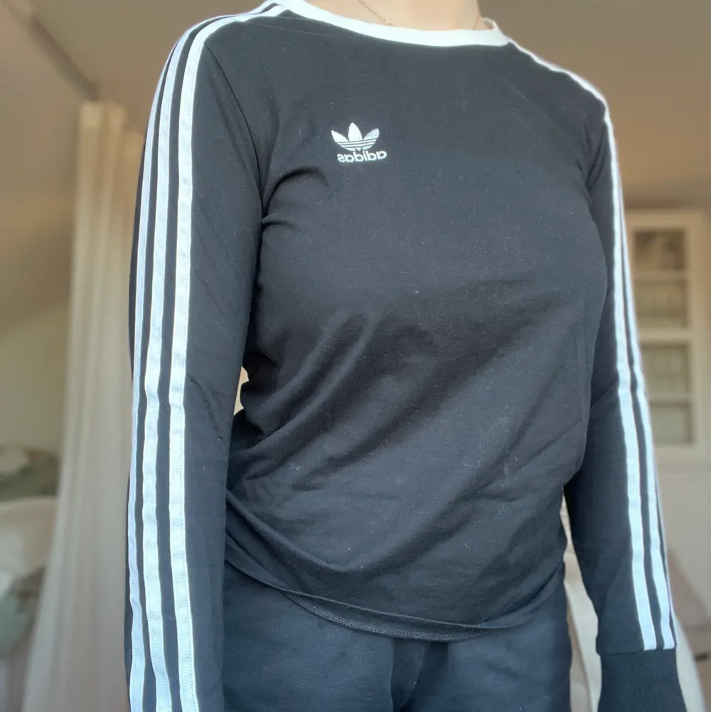 Oanvänd tröja ifrån adidas i storlek S ganska liten i storleken där av har jag inte använt den.. Hoodies.