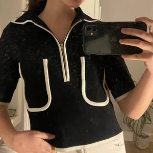 Cool topp/t-shirt - Jätte cool och unik skjort/t-shirt från Zara. Använt endast ett par gånger. Förlåt för smutsig spegel💞