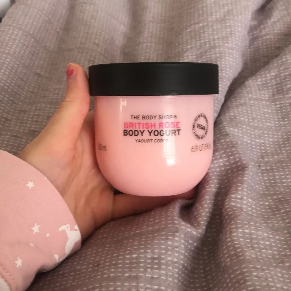 Body yoghurt i doften british rosé ifrån the body shop. Använd endast en gång. Köpt för 145kr. Övrigt.