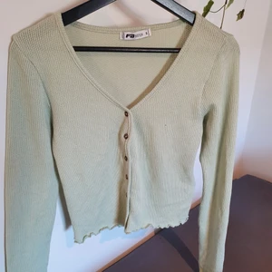 Pastellgrön kofta storlek S - Säljer en super fin pastellgrön kofta pga inte kommit till användning. Materialet är super mjukt och perfekt  nu till våren. Skulle säga att koftan passar både xs och s.☀️