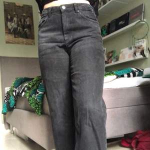 Ett par svarta wideleg jeans från monki :) supersnygga och sitter bra i midja på mig som burkar ha M. En aning kortare i byxbenen och slutar några centimeter över anklarna på mig som är 166. Köparen står för frakten men möter annars upp på söder eller tc :) 🌟