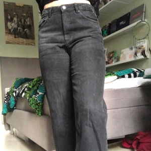 Svarta wideleg jeans  - Ett par svarta wideleg jeans från monki :) supersnygga och sitter bra i midja på mig som burkar ha M. En aning kortare i byxbenen och slutar några centimeter över anklarna på mig som är 166. Köparen står för frakten men möter annars upp på söder eller tc :) 🌟