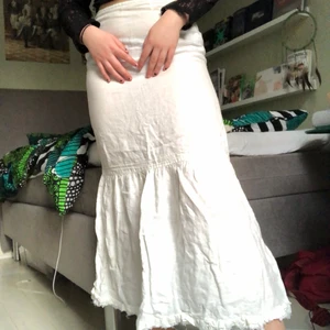 Vit kjol - Jättefin vit kjol från Benetton! Sitter en aning tajt på mig som brukar ha M men annars jättebra passform. En aning genomskinlig. Köparen står för frakten men möter annars upp på söder eller tc 🌟 